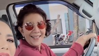 Viral di media sosial, karena dirinya terjebak macet saat libur Lebaran menggunakan mobil pickup-nya. Susi sering mengajak teman-temannya seperti Krisdayanti untuk naik mobil favoritnya ini. Foto: Instagram @susipudjiastuti115