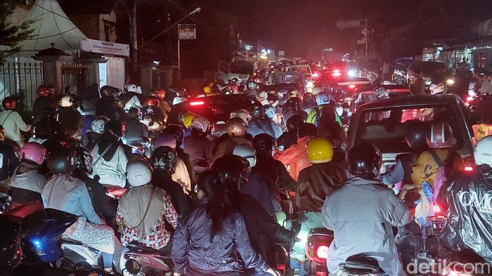 Jalur Puncak arah Jakarta macet