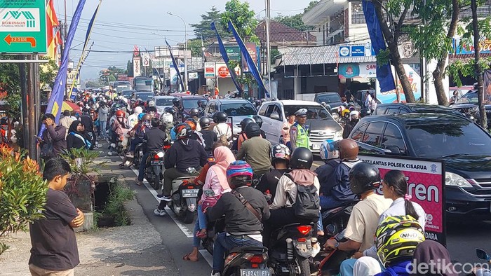 Jalur puncak dipadati kendaraan pada Minggu (30/4/2023)