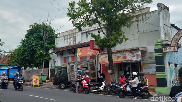 Bioskop di Klaten pernah jaya di era 90-an. Kini bekas bioskop Rita disulap menjadi taman kota, bioskop Ramayana Klaten menjadi gedung Eko Kapti dan bekas gedung Chandra menjadi pertokoan. Foto diambil Sabtu (29/4/2023).