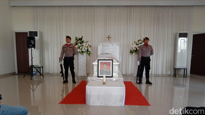 Jenazah AKBP Buddy A Towoliu transit di Lux Aeterna Minahasa Utara (Minut) untuk digelar ibadah singkat.