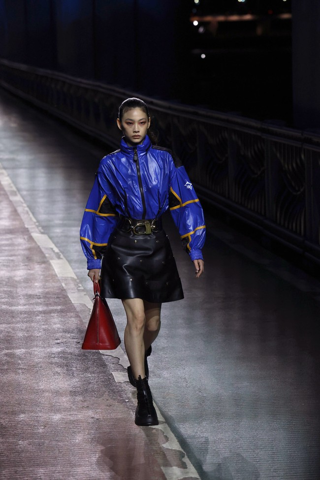 Model yang juga aktris itu pun ditunjuk sebagai model pembuka untuk presentasi koleksi Pre-Fall 2023 tersebut. Sebagai first face, Jung Ho Yeon yang menyandang status sebagai global ambassador LV tampil dengan busana  yang sukses mencuri perhatian.  (Foto: Jean Chung/Bloomberg via Getty Images)