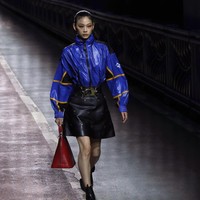 Model yang juga aktris itu pun ditunjuk sebagai model pembuka untuk presentasi koleksi Pre-Fall 2023 tersebut. Sebagai first face, Jung Ho Yeon yang menyandang status sebagai global ambassador LV tampil dengan busana  yang sukses mencuri perhatian.  (Foto: Jean Chung/Bloomberg via Getty Images)