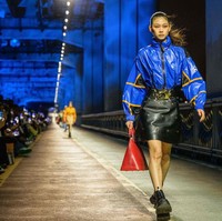 Baru kali ini  Louis Vuitton mempresentasikan koleksi Pre-Fall secara langsung dalam sebuah peragaan besar. Rumah mode yang sudah berusia 169 tahun ini mendapat dukungan penuh dari pemerintah Seoul. Jembatan Jamsugyo yang terdiri dari dua tingkat itu harus ditutup untuk publik selama 24 jam demi kelangsungan acara. (Foto: ANTHONY WALLACE/AFP via Getty Images)