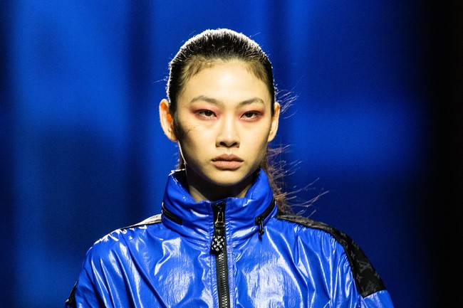 Karakter Jung Ho Yeon yang dingin ditonjolkan lewat riasan.  Wajahnya dipulas pucat dengan aksen rona merah di sekitaran mata. (Foto: ANTHONY WALLACE/AFP via Getty Images)