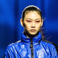 Karakter Jung Ho Yeon yang dingin ditonjolkan lewat riasan.  Wajahnya dipulas pucat dengan aksen rona merah di sekitaran mata. (Foto: ANTHONY WALLACE/AFP via Getty Images)