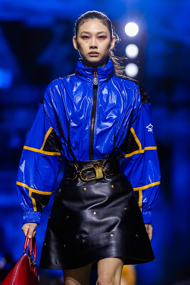 Atasan berupa jaket oversized dalam warna biru elektrik yang mencuri perhatian menjadi andalan. Sementara itu, rok kulit high-waist bersiluet A dengan detail stud dan sabuk besar hadir sebagai bawahan. (Foto: Justin Shin/Getty Images)