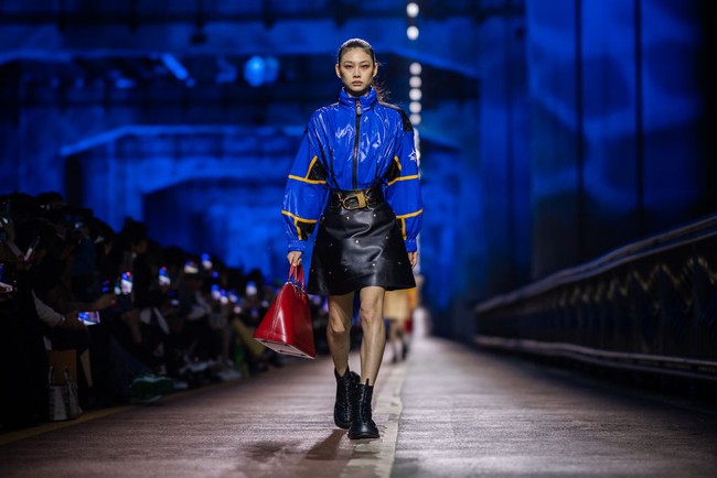 Perempuan 28 tahun itu kemudian melengkapi gayanya dengan edisi terbaru dari salah satu siluet ikonis tas LV, Alma. Tidak ketinggalan, sepasang boots yang semakin menguatkan look-nya yang edgy. (Foto: Justin Shin/Getty Images)