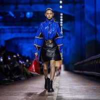 Perempuan 28 tahun itu kemudian melengkapi gayanya dengan edisi terbaru dari salah satu siluet ikonis tas LV, Alma. Tidak ketinggalan, sepasang boots yang semakin menguatkan look-nya yang edgy. (Foto: Justin Shin/Getty Images)