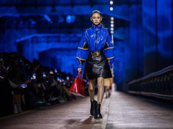 7 Foto Terbaru Jung Ho Yeon Jadi Model LV, Catwalk di Jembatan Seoul