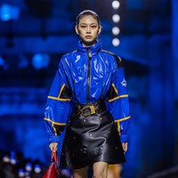 Peragaan koleksi rancangan Nicolas Ghesquière ini kembali mempertemukan Jung Ho Yeon dengan Hwang Dong-hyuk, sutradaranya di serial hits ‘Squid Game’. Louis Vuitton menunjuk pria 51 tahun itu sebagai penasihat kreatif. (Foto: Justin Shin/Getty Images)