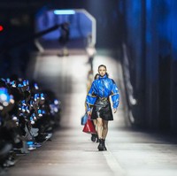 Peragaan koleksi teranyar Louis Vuitton terasa spesial bagi Jung Ho Yeon karena digelar di negaranya, Korea Selatan, pada Sabtu (29/4/2023). Bukan di sebuah museum, atau hotel bintang mewah, melainkan jembatan Jamsugyo yang membelah Sungai Hangang untuk menghubungkan Distrik Yongsan-gu dan Seocho-gu di Seoul. (Foto: AP/Lee Jin-man)