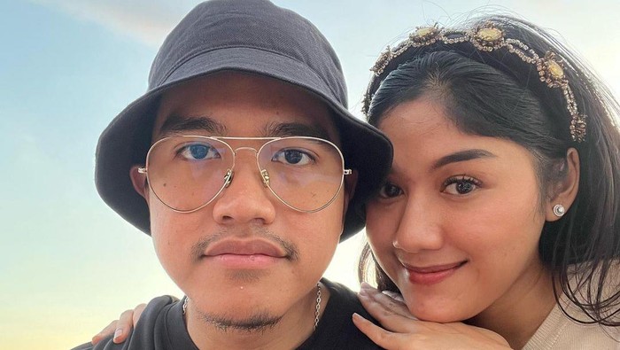 Kemesraan Kaesang dengan Erina Gudono di Labuan Bojo.