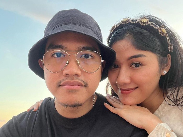 Kemesraan Kaesang dengan Erina Gudono di Labuan Bojo.