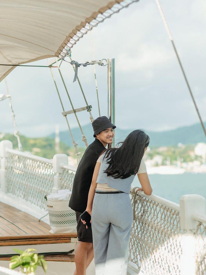 kaesang Kemesraan Kaesang dengan Erina Gudono di Labuan Bojo.