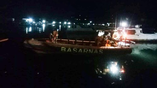 Tim Rescue Kantor SAR Maumere melakukan pencarian dan pertolongan penumpang kapal patah kemudi di perairan perairan Pulau Besar, Kabupaten Sikka, Nusa Tenggara Timur, Minggu (30/4/2023).