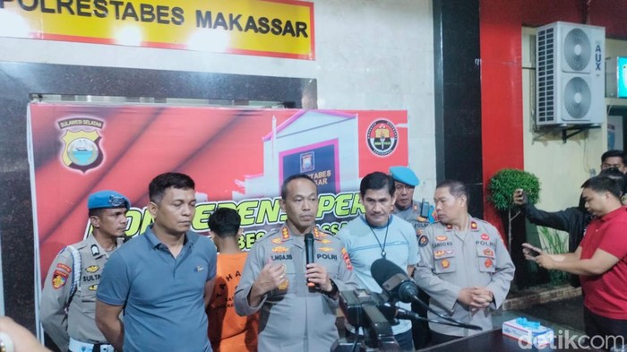Kapolrestabes Makassar Kombes Mokhamad Ngajib merilis tersangka kasus tawuran warga usai salat Id di Makassar, Sulsel.