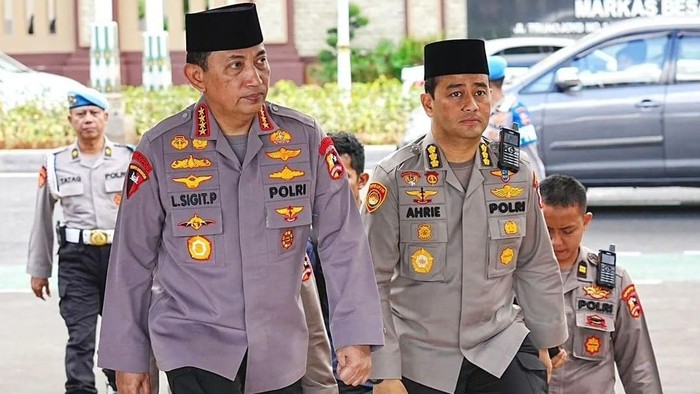 Kapolri Jenderal Listyo Sigit Prabowo didampingi Sekpri Kombes Ahrie Sonta N