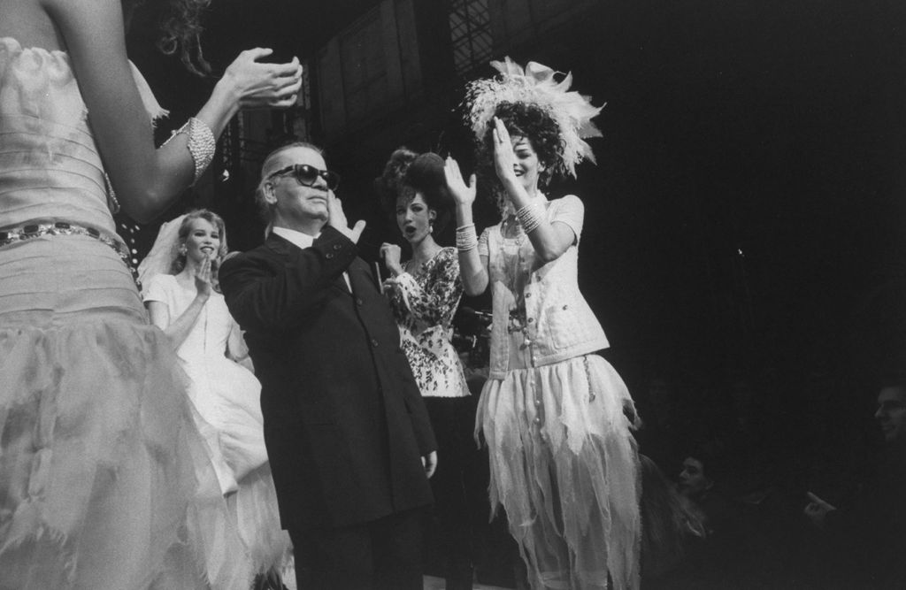 Karl Lagerfeld - MET Gala 2023 Fashion designer Karl Lagerfeld w. supermodels Linda Evangelista (R) & Claudia Schiffer (L) wearing his creations & clapping behind him at Chanel spring show. (Photo by Ian Cook/Getty Images)
