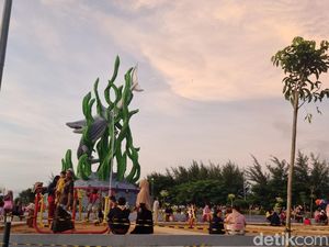Kawasan Wisata Kenjeran Dipadati Pengunjung di Penghujung Libur Lebaran