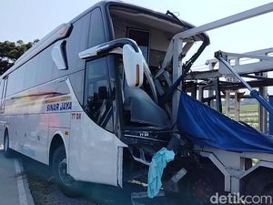 Bus Tabrak Belakang Truk di Pantura Subang, Dua Orang Terluka
