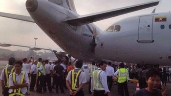 Pesawat saling berciuman di Yangon Airport. Foto: Reddit via Boredpanda  