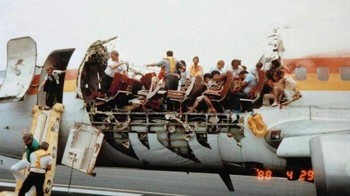 April 1988: Atap Jet Aloha Airlines robek di udara pada ketinggian 24.000 kaki, tetapi pesawat masih berhasil mendarat dengan selamat. Seorang pramugari tersedot keluar dari pesawat. Tubuhnya Tidak Pernah Ditemukan Foto: Reddit via Boredpanda