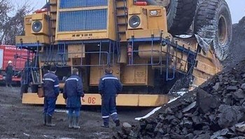 Truk tambang terbalik Foto: Reddit via Boredpanda