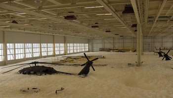 Sistem Pencegah Kebakaran Di Hangar Penjaga Nasional Minnesota, menyelimuti 10 pesawat dan halikopter dengan busa. Foto: Reddit via Boredpanda