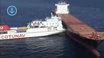 Roro Ferry menabrak  kapal kargo yang tengah berlabuh. Petugas jaga bersumpah dia tidak tertidur di belakang kemudi. Foto: Reddit via Boredpanda