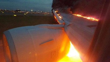 Singapore Airlines SQ368 Terbakar Setelah Pendaratan Darurat Foto: Reddit via Boredpanda