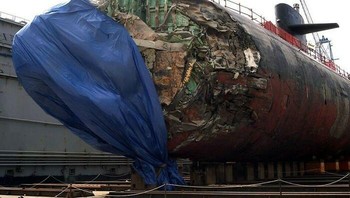 Pada tahun 2005, Kapal Selam Angkatan Laut AS menabrak gunung dan berhasil kembali dengan sendirinya Foto: Reddit via Boredpanda