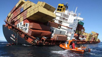 Kontainer jatuh kelaut gegara kapal oleng. Foto: Reddit via Boredpanda