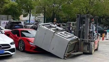 Oven Jatuh Pada Ferrari Red Hot Foto: Reddit via Boredpanda