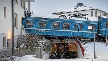 Kereta curian menabrak gedung di Swedia Foto: Reddit via Boredpanda
