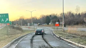 Seorang pengendara mobil nekad menerobos jalan yang baru disemen. Foto: Reddit via Boredpanda