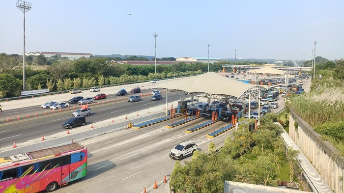 Kendaraan Menumpuk di GT Cikampek Utama, Contraflow Arah Jakarta Diberlakukan (Wildan/detikcom)