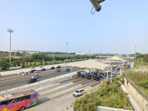 Kendaraan Menumpuk di GT Cikampek Utama, Contraflow Arah Jakarta Diterapkan