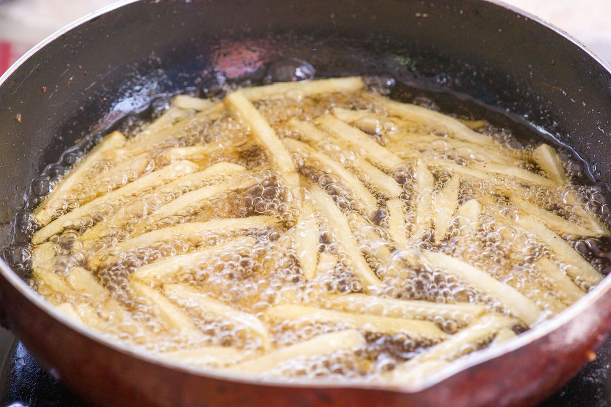 Cara membuat kentang goreng yang praktis.