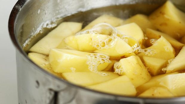 Cara membuat kentang goreng yang praktis.