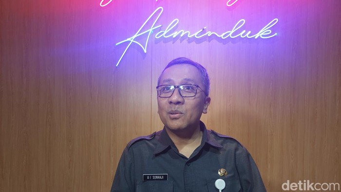 Kepala Dinas Kependudukan dan Pencatatan Sipil (Dispendukcapil) Surabaya, Agus Imam Sonhaji