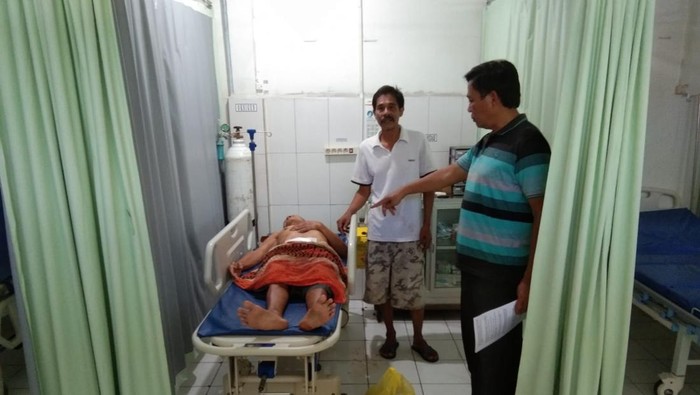 Korban saat mendaapt perawatan medis usai melakukan percobaan bunuh diri