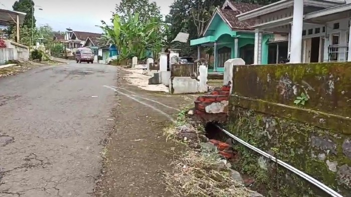 Lokasi kecelakaan motor sekeluarga di Pasuruan