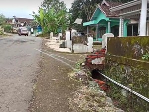 Pasutri dan Balitanya Tewas Usai Motor Selip Tabrak Parit di Pasuruan