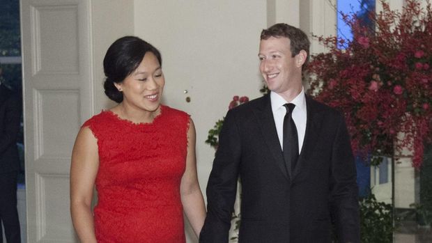 WASHINGTON, DC - SEPTEMBER 25:  Facebook CEO Mark Zuckerberg and Dr. Priscilla Chan arrive for a state dinner in honor of Chinese President President Xi Jinping and his wife Peng Liyuan at the White House September 25, 2015in Washington, DC. Xi arrived in Washington, the second stop of his state visit to the United States, on Thursday after a busy two-and-a-half-day stay in Seattle.  (Photo by Chris Kleponis-Pool/Getty Images)