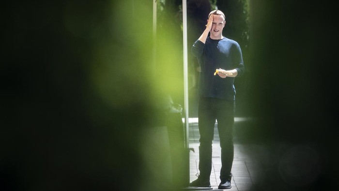 SUN VALLEY, ID - JULY 12: Mark Zuckerberg, chief executive officer of Facebook, applies sunscreen at the annual Allen & Company Sun Valley Conference, July 12, 2019 in Sun Valley, Idaho. Every July, some of the worlds most wealthy and powerful businesspeople from the media, finance, and technology spheres converge at the Sun Valley Resort for the exclusive weeklong conference. (Photo by Drew Angerer/Getty Images)
