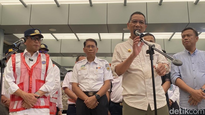 Menhub Budi Karya Sumadi dan Pj Gubernur DKI Heru Budi meninjau arus balik mudik di Stasiun Pasar Senen, Jakarta (Devi/deticom)