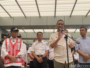 Menhub dan Heru Budi Tinjau Arus Balik Mudik di Stasiun Senen