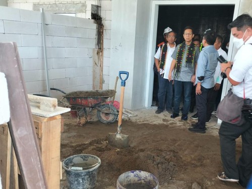 Salah satu area di RSUD Komodo yang masih terlihat adukan semen dan pasir saat dicek Menkes Budi Gunadi Sadikin.