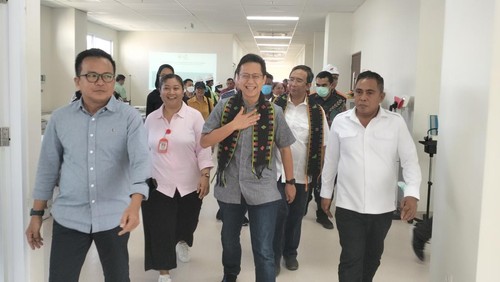 Menteri Kesehatan Budi Gunadi Sadikin dan rombongan meninjau kesiapan RSUD Komodo sebagai rujukan delegasi VIP KTT ASEAN, Minggu (30/4/2023). (Ambrosius Ardin)